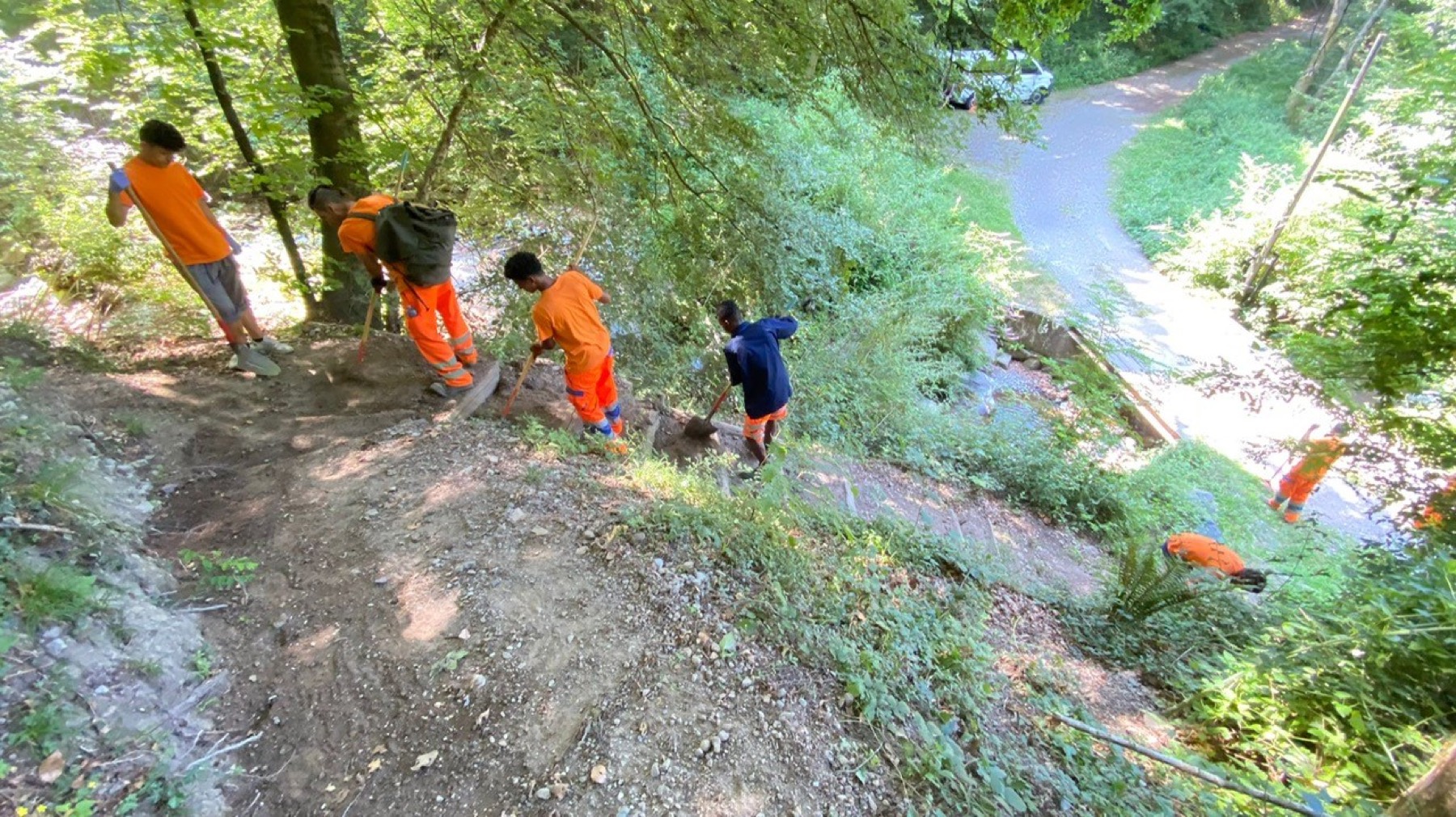 Gruppo di volontari e bambini durante una giornata sui sentieri del Generoso
