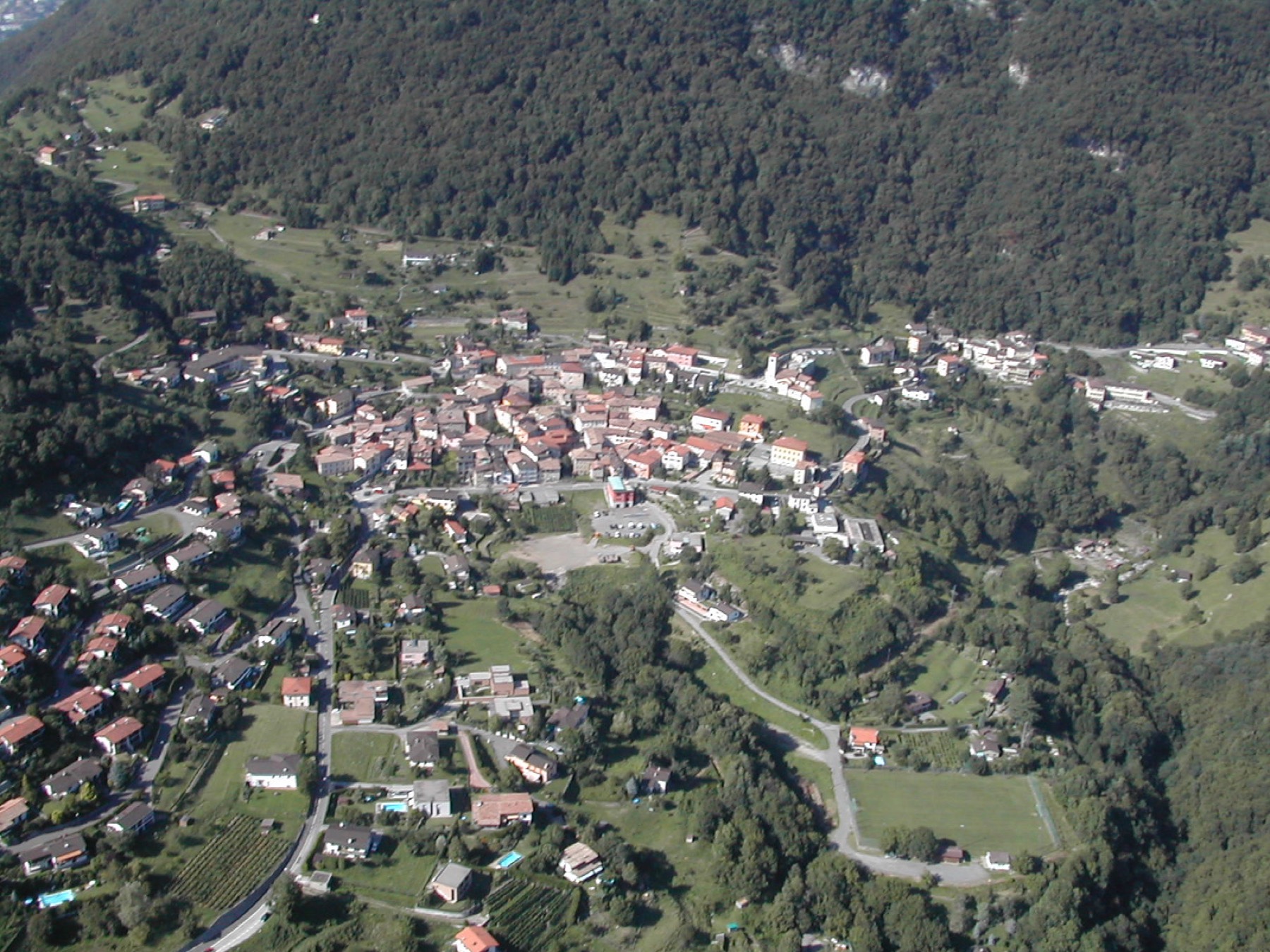 Veduta aerea del borgo di Arogno tra i boschi